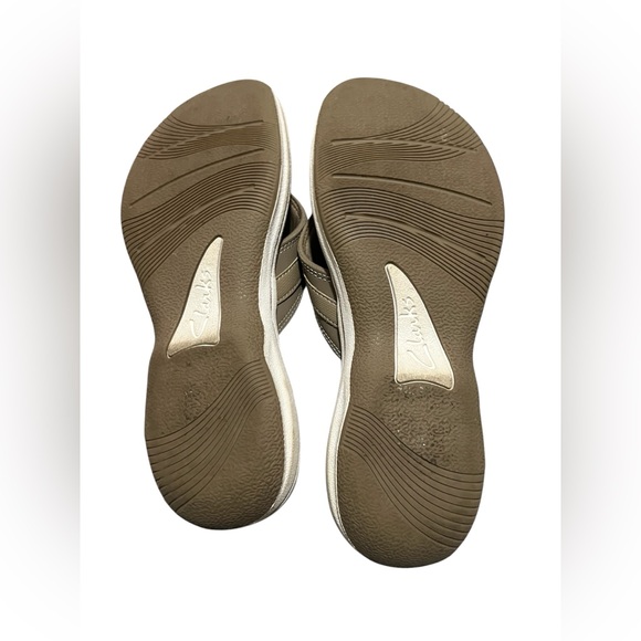 Women's Size 6 Medium Clarks Cloudsteppers Tan Slip-On Women's Sandal - Picture 4 of 7